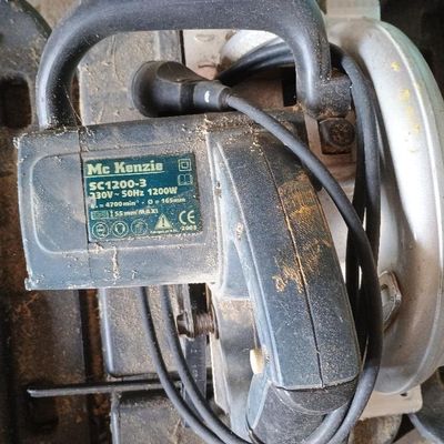 un gros plan d'une machine à laquelle sont reliés des fils