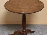 une image d'une petite table avec un plateau en bois