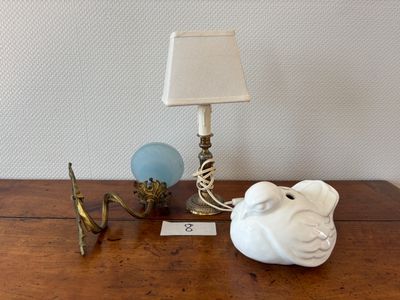 une lampe et une figurine de cochon posées sur une table