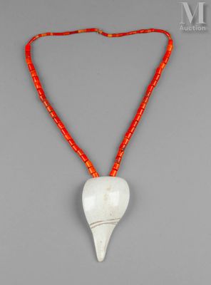 un pendentif blanc en forme de cœur, entouré d'un cordon rouge