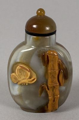 a picture of a glass vase with a bird and a fish on it