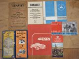 beaucoup de livres posés sur une table qui se trouve par terre