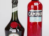 deux bouteilles de vin sont posées l'une à côté de l'autre sur une surface blanche