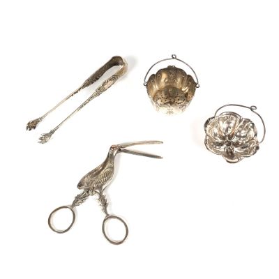 beaucoup d'objets en argent sur une surface blanche