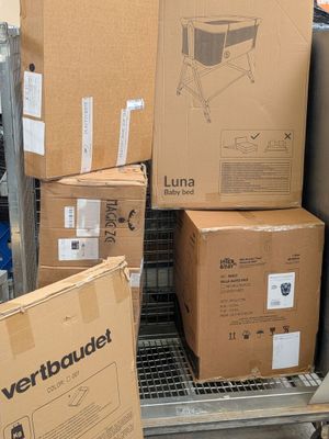 de nombreuses boîtes empilées les unes sur les autres sur un carton