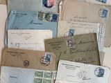 de nombreuses vieilles enveloppes posées sur la table, sur lesquelles sont collés des timbres