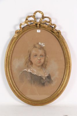 portrait d'une jeune fille en robe noire ornée d'un nœud blanc