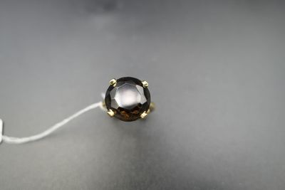 un gros plan d'un diamant noir sur une surface en argent