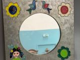 une photo d'un tableau représentant un miroir orné de fleurs et d'oiseaux