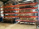 de nombreuses palettes empilées dans un entrepôt
