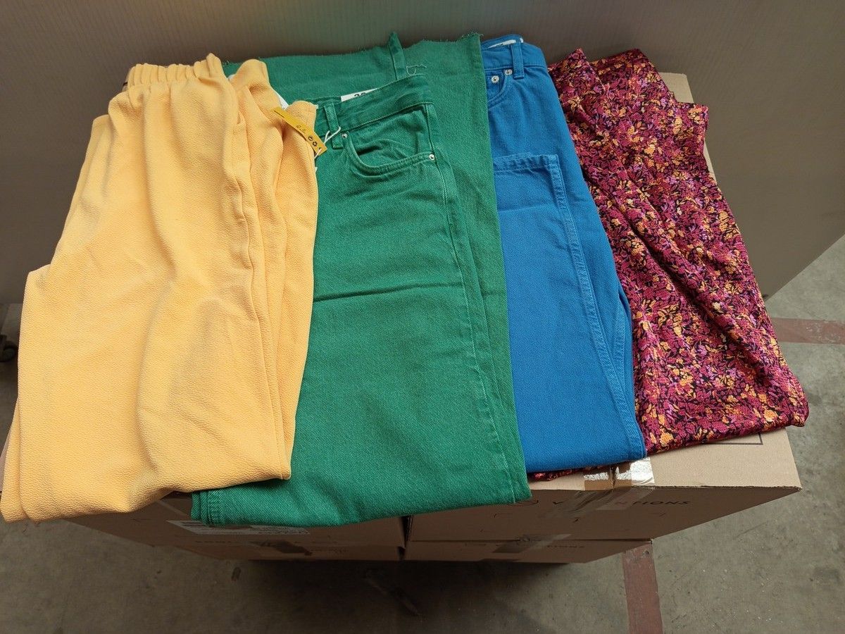 Lot de 100 pantalons (très grande variété de modèle) - pour femmes - 100% marques - Neuf, avec étiquette - 4 cartons