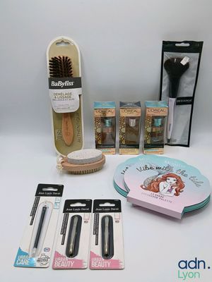 the contents of a beauty kit including a brush, brush, comb, and other items