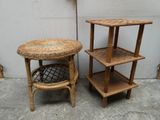 deux petites tables sur lesquelles sont posés des paniers, près d'un mur
