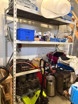 une pièce encombrée, avec des outils sur les étagères