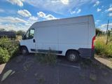 une camionnette blanche garée dans un parking