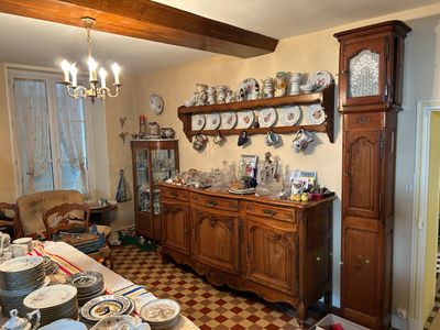 une salle à manger où la table est couverte d'assiettes et de plats