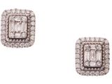 une paire de boucles d'oreilles en diamant sur fond blanc