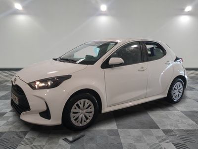 la toyota yaris blanche est garée sur un carrelage à carreaux