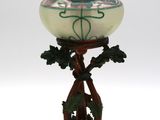 une lampe posée sur une table