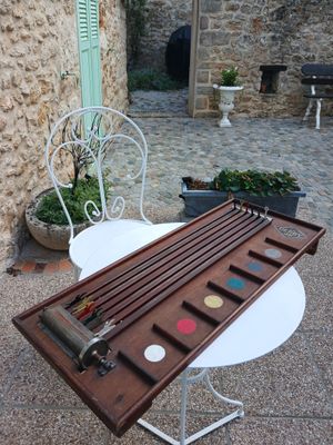 une table sur laquelle se trouve un plateau en bois recouvert de peinture