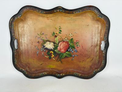 un plateau orné d'une peinture représentant des fleurs