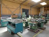 de nombreuses machines qui sont installées dans une grande salle