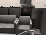 beaucoup de chaises et une table dans une pièce
