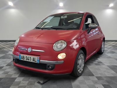 une petite voiture rouge garée dans un garage