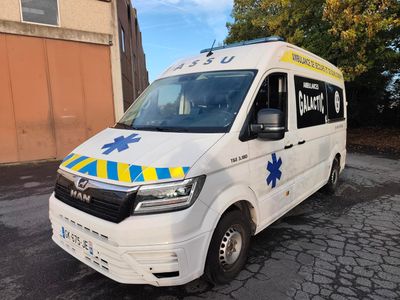 une camionnette blanche garée sur le bord de la route
