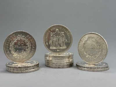 un groupe de cinq pièces d'argent empilées les unes sur les autres
