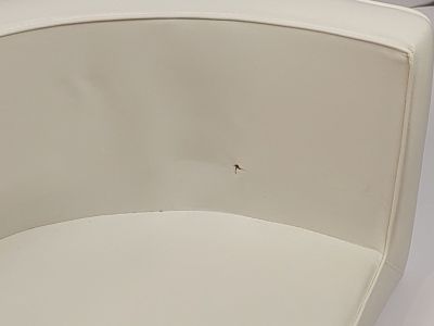des toilettes équipées d'un siège et d'un distributeur de papier toilette