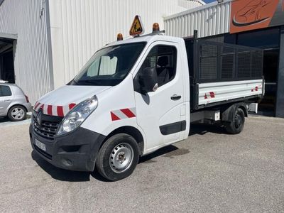 un camion blanc garé devant un bâtiment