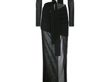 La robe est noire et grise, avec un décolleté transparent.