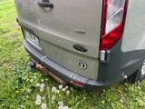 une camionnette argentée garée sur le bord de la route