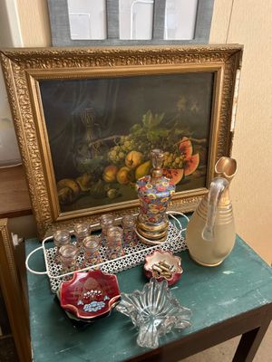 une photo d'un tableau posé sur une table sur laquelle se trouvent de nombreux verres