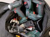 un sac rempli d'outils posé sur une table