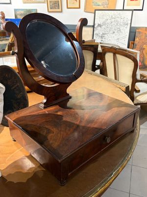 une table surmontée d'un miroir dans une pièce