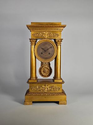 une horloge en or posée sur une table