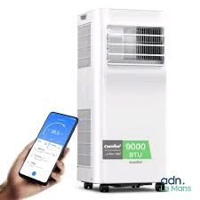une image représentant une personne tenant un smartphone à côté d'un climatiseur