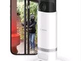 une photo montrant une caméra de sécurité connectée à côté d'un téléphone