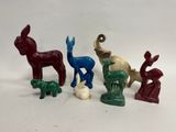 cinq figurines représentant différents animaux sur un fond blanc