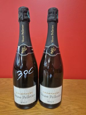 deux bouteilles de champagne posées sur une table en bois