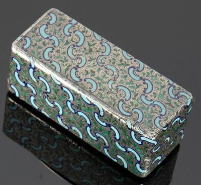 Boîte chinoise en émail fermée, ornée de motifs bleus et verts