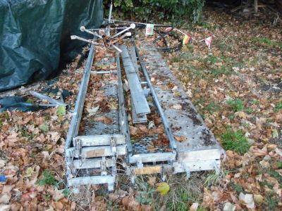une armature métallique posée par terre, au milieu des feuilles