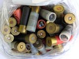 un sac rempli de cartouches de fusil de chasse de différents types