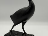 sculpture représentant un oiseau noir sur un socle noir