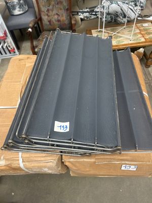 une multitude de matériaux de couverture différents, présentés sur une table