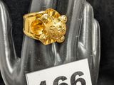 deux bagues en or sur une main, avec une étiquette de prix devant elles