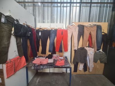Ensemble de 35 pices comprenant majoritairement des pantalo…