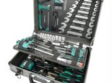 une boîte à outils contenant des outils, sur fond blanc